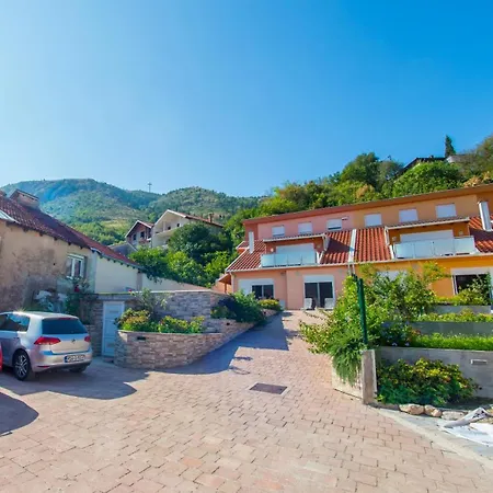 Enigma - With Private Parking Apartment Mostar