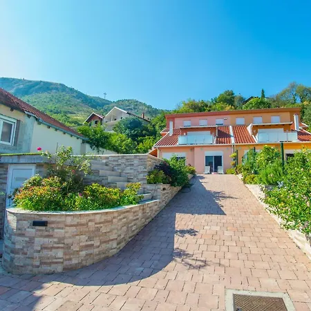 Enigma - With Private Parking Apartment Mostar