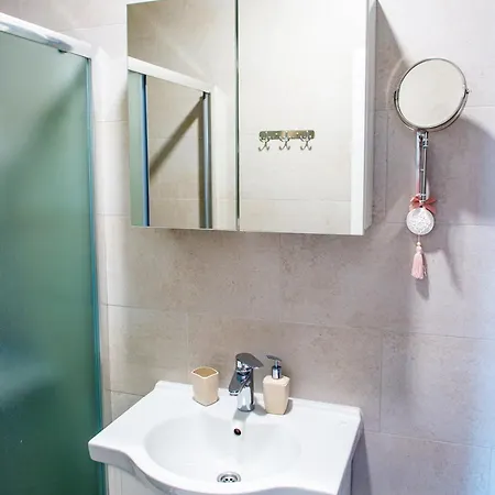 Apartment Enigma - With Private Parking *